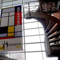 Banners op station NS Amersfoort - Mondriaan 150 jaar met logo MSTANDS4 Banners op station NS Amersfoort - Mondriaan 150 jaar met logo MSTANDS4